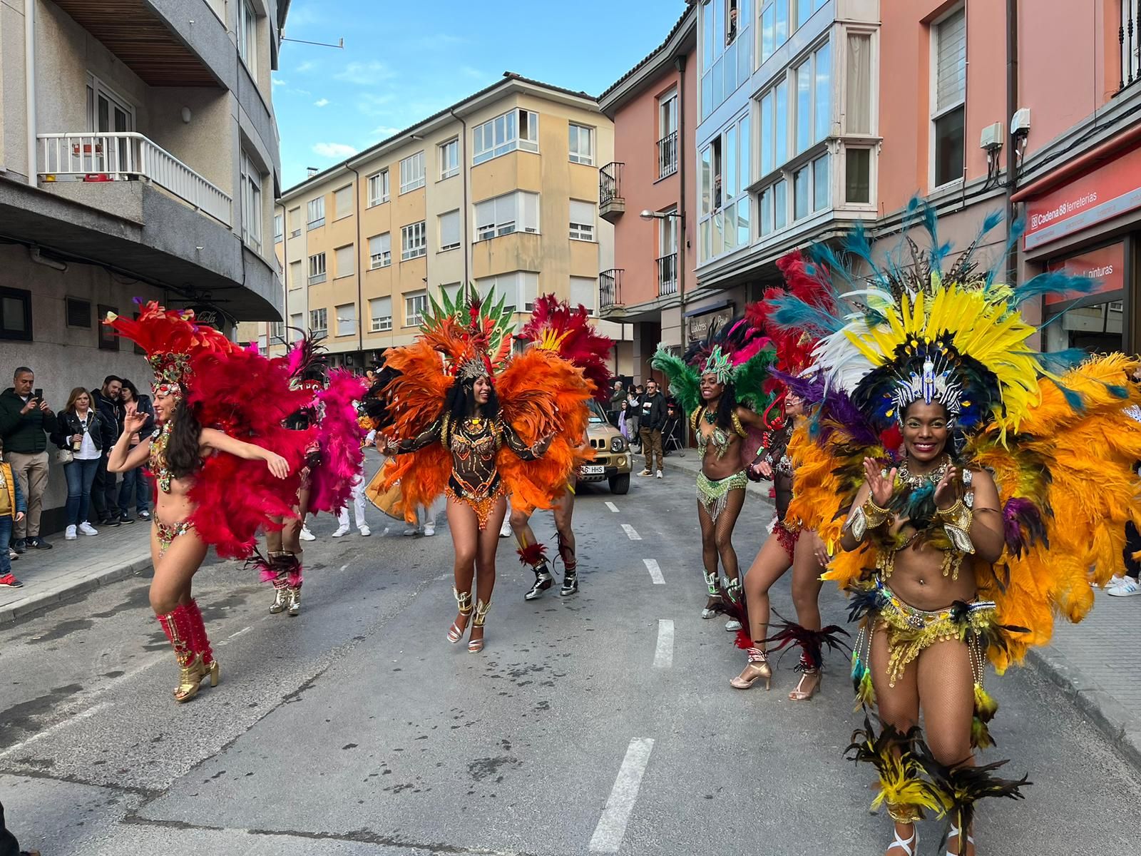 La locura del carnaval llena Posada de Llanes: así fue el multitudinario desfile