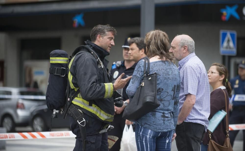 Los bomberos rescatan una niña y su padre en un incendio en un piso del Agra do Orzán