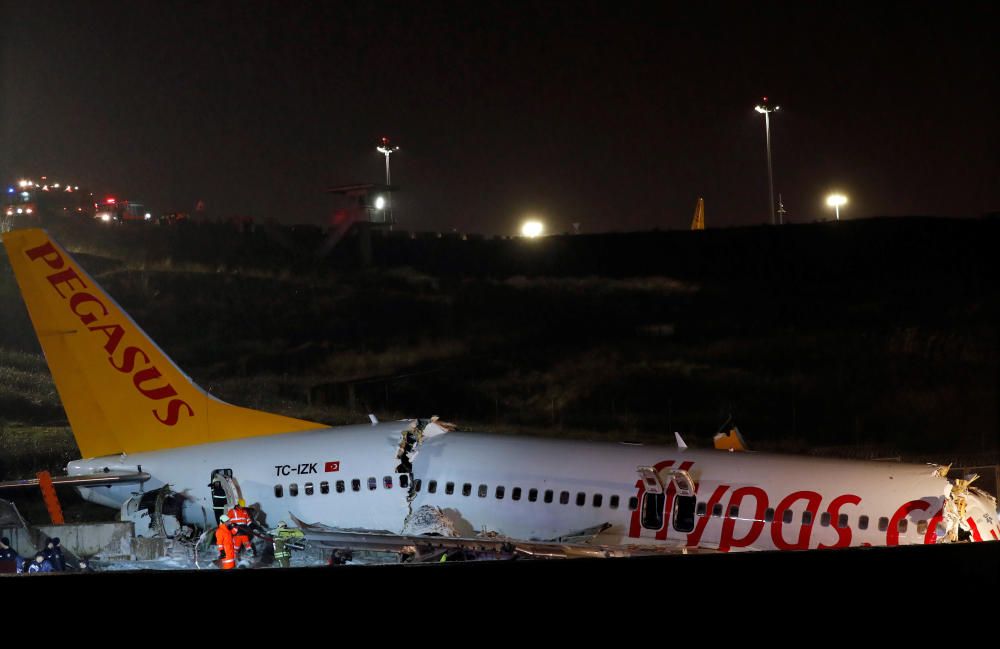 Varios heridos al partirse en tres un avión en Turquía