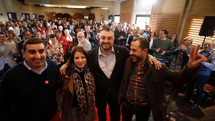 En primer término, Roberto Morís, Adriana Lastra, Adrián Barbón y Ángel García, &quot;Cepi&quot;, con los asistentes al mitin espicha de fin de campaña detrás.