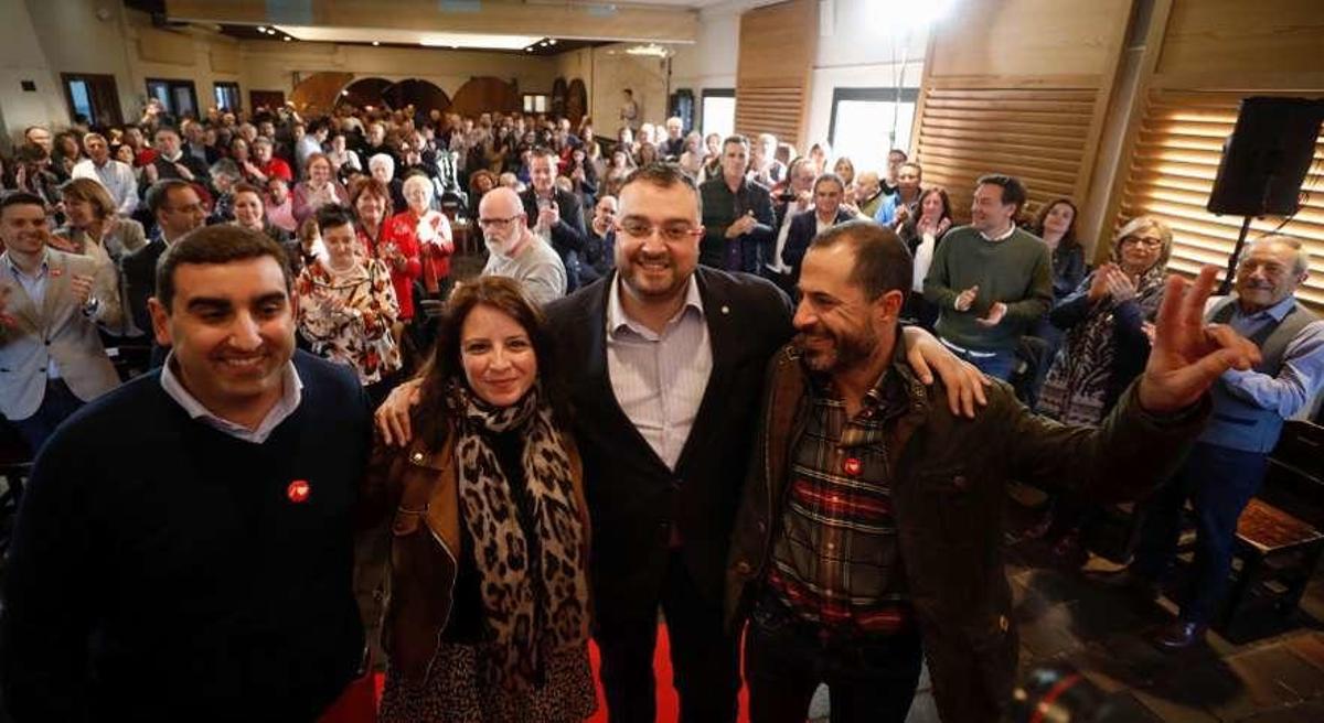 En primer término Adriana Lastra, Adrián Barbón y Ángel García, "Cepi", en una imagen de la pasada campaña electoral.