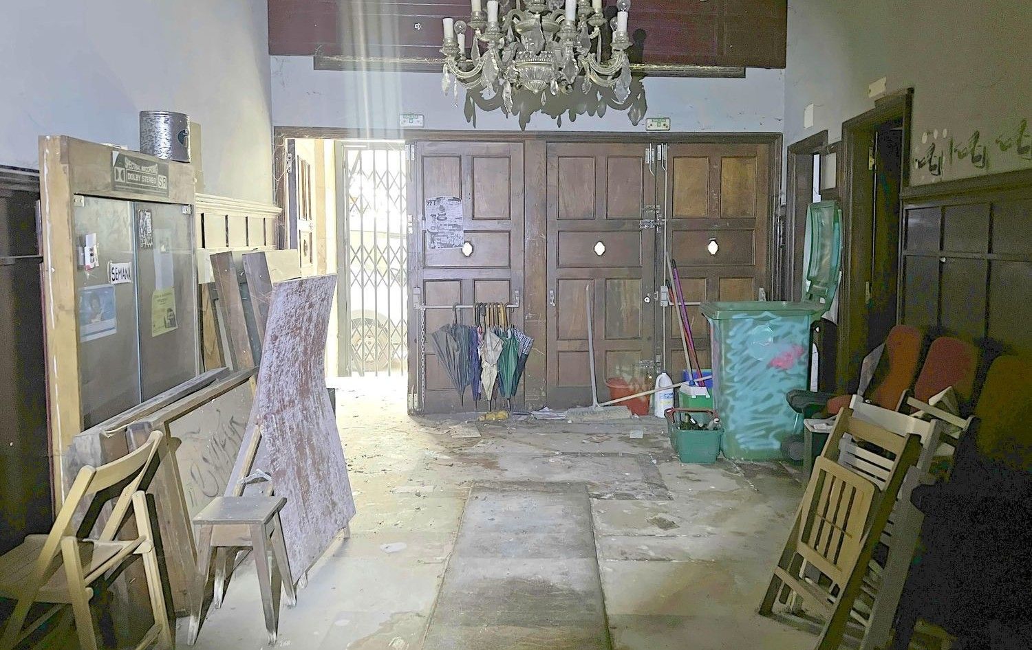 Así está el interior de la Sala Yago tras 20 años de abandono