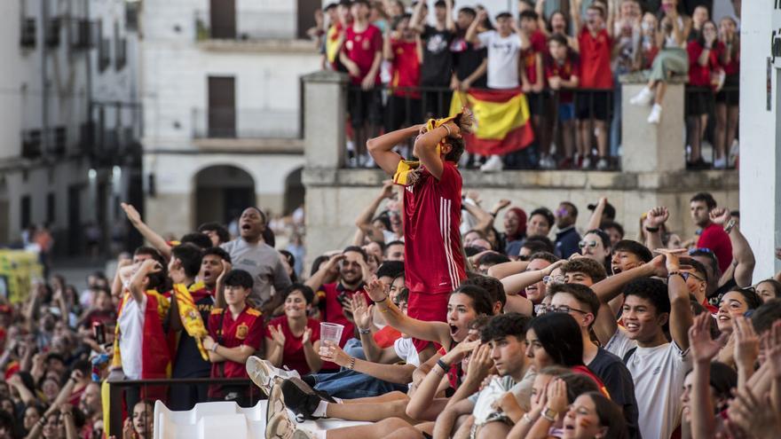 Vídeo | Así se vivió la celebración de la cuarta Eurocopa de España en Cáceres: de la plaza Mayor al Rodeo