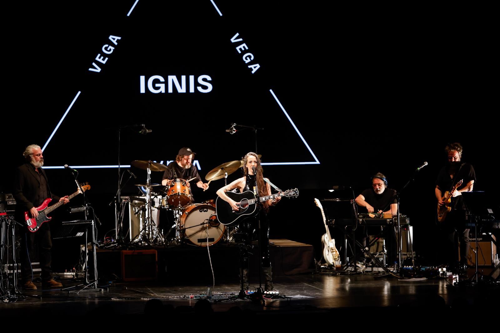 Vega, íntima y revolucionaria, enciende el Gran Teatro con ‘Ignis’