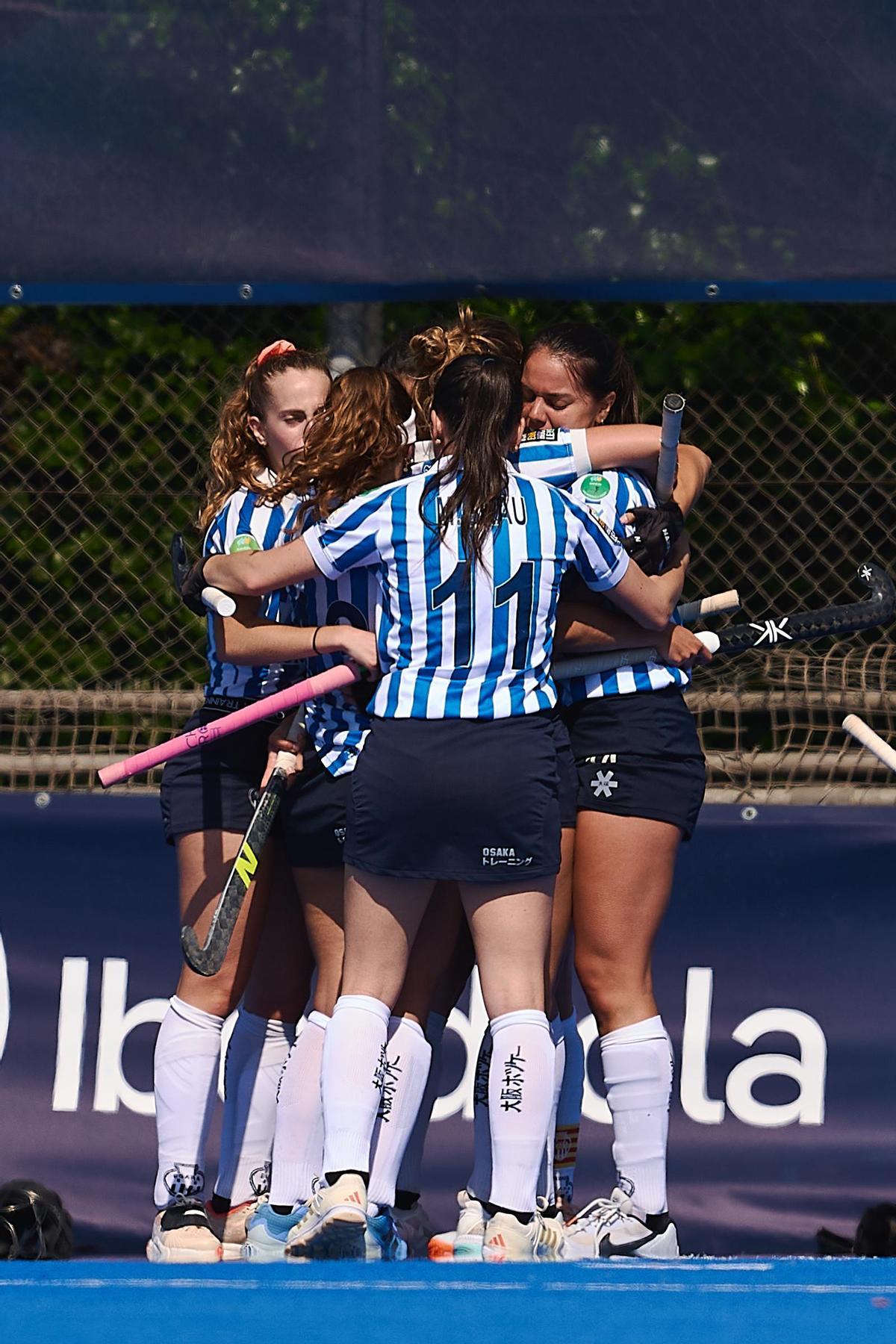 Las jugadoras del Egara celebran un gol