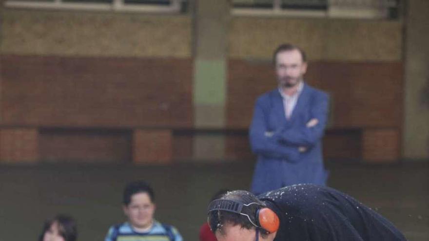 Pablo Maojo, esculpiendo con una motosierra.