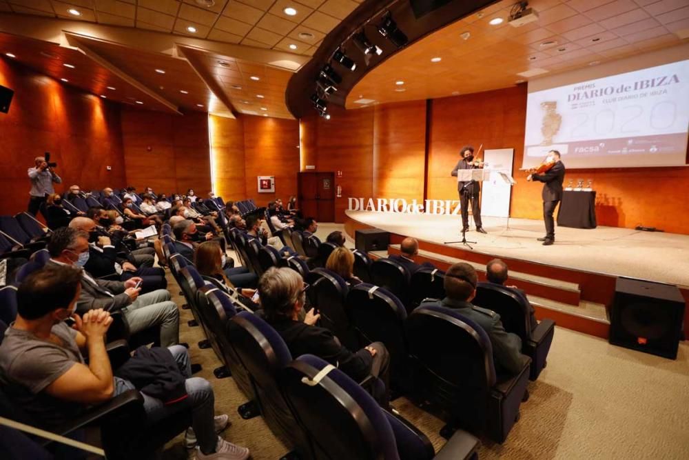 El público contempla la actuación de los músicos Ramsés Puente, al violín, y Miguel Falomir, a la viola.