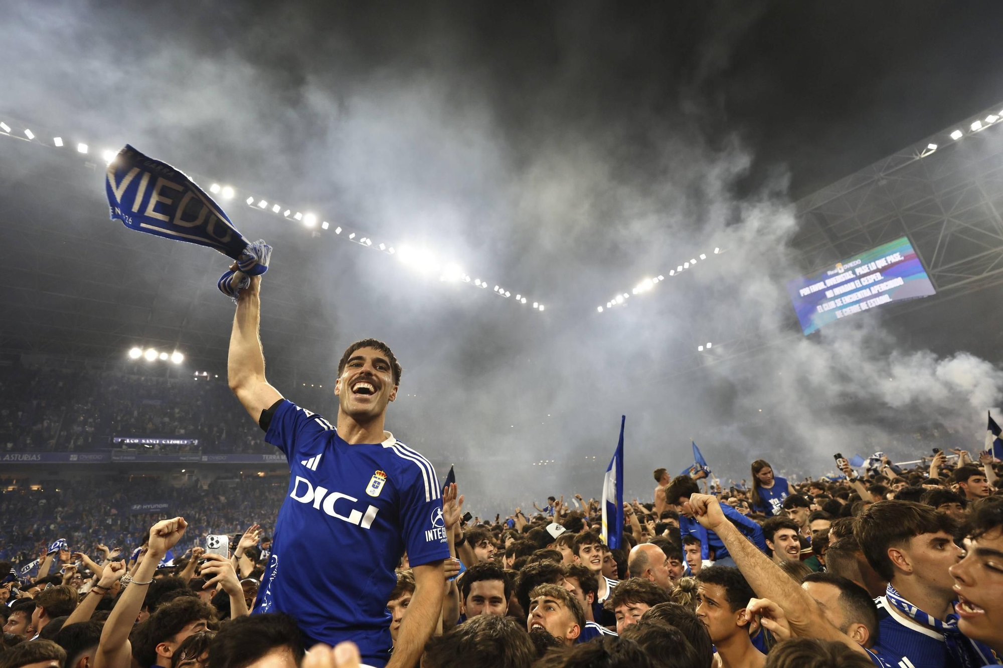 EN IMÁGENES: Así se vivió en el Carlos Tartiere la noche del ascenso del Oviedo a Primera División 24 años después