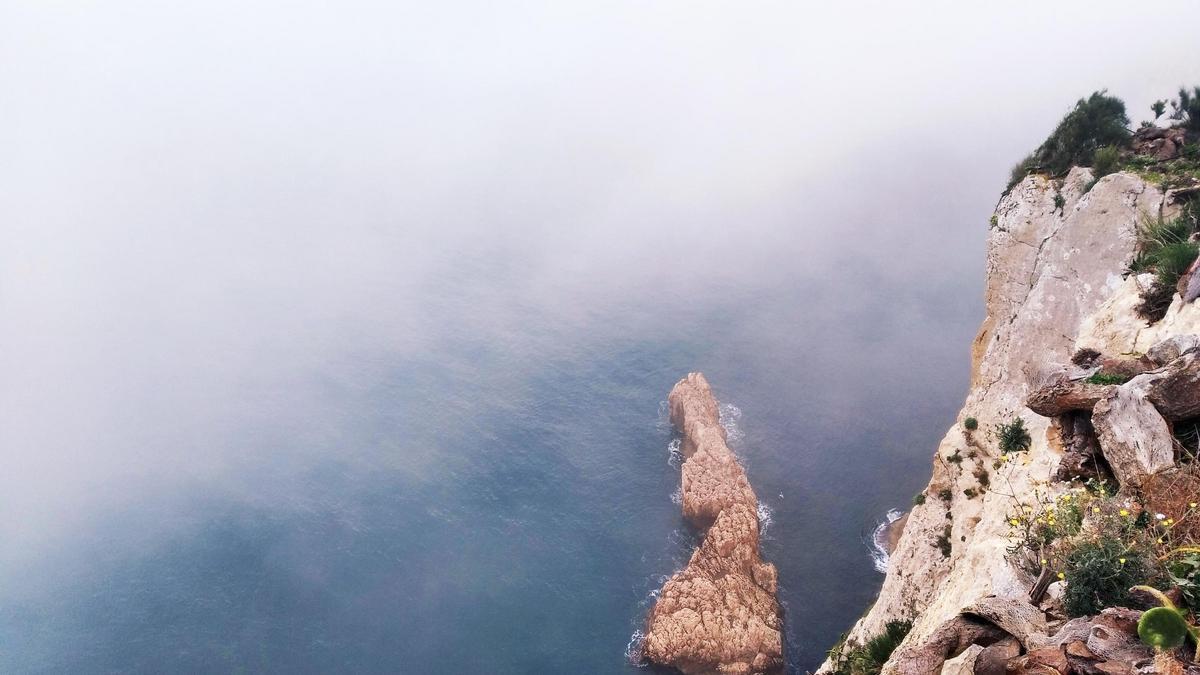La niebla se echa encima del acantilado del Cap de la Nau