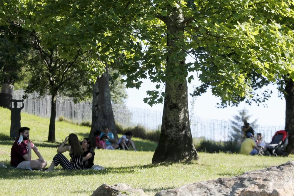 Los vigueses, ya con ganas de la nueva fase. El buen tiempo anima a los vecinos a disfrutar de los parques y las playas en la jornada previa a la entrada en la fase 2 de la desescalada