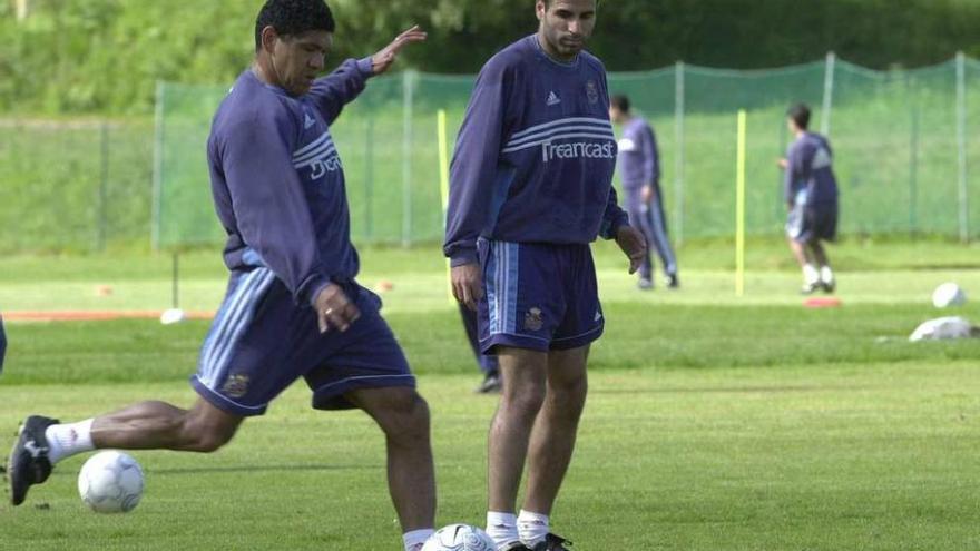 Donato golpea el balón en presencia de Manuel Pablo durante un entrenamiento en Acea de Ama.