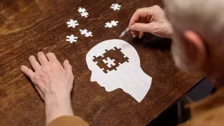 Este rasgo en tu forma de hablar podría ser un signo temprano de Alzheimer