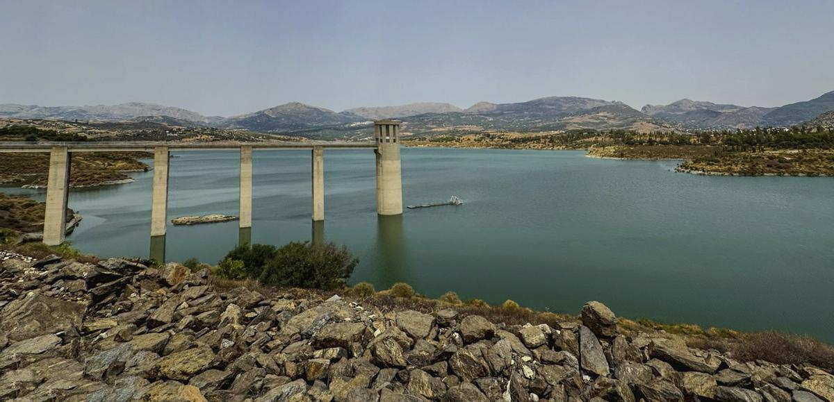 El embalse de La Viñuela ha recuperado en estos días sus niveles de principios del pasado verano, al romper la barrera de los 80 hectómetros cúbicos acumulados.
