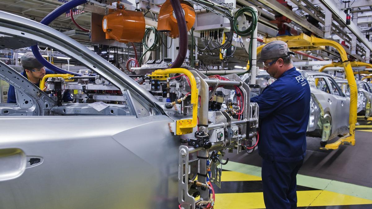 Trabajadores de la fábrica de coches de Stellantis en Vigo.