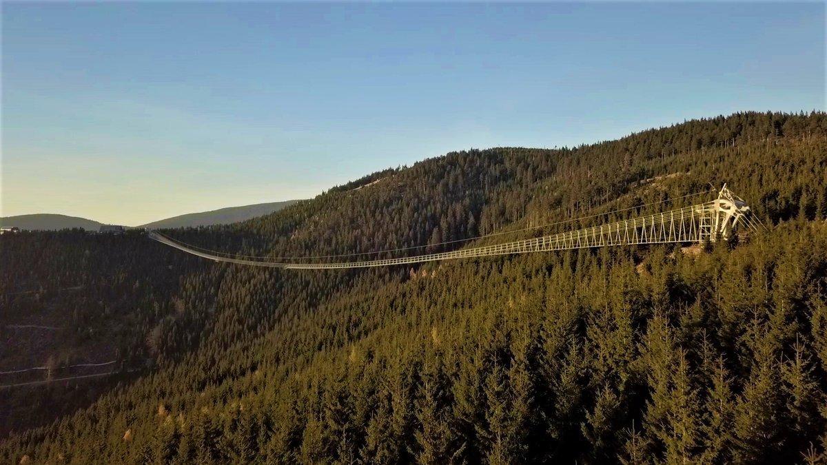 Vista del puente colgante que se convertirá esta primavera en el más largo del mundo.