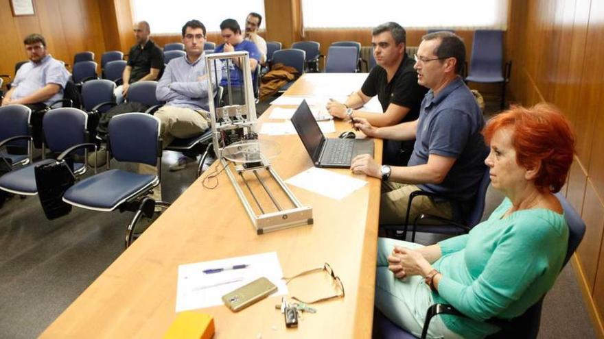 En la mesa, por la izquierda, David Blanco, Gonzalo Valiño y Constantina Peña, ante la plataforma de escaneado 3D.