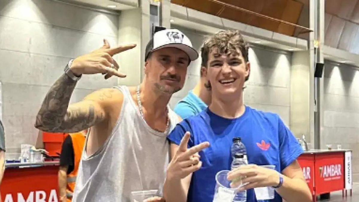 Sho-Hai junto a unos de sus seguidores en el concierto de Trueno.