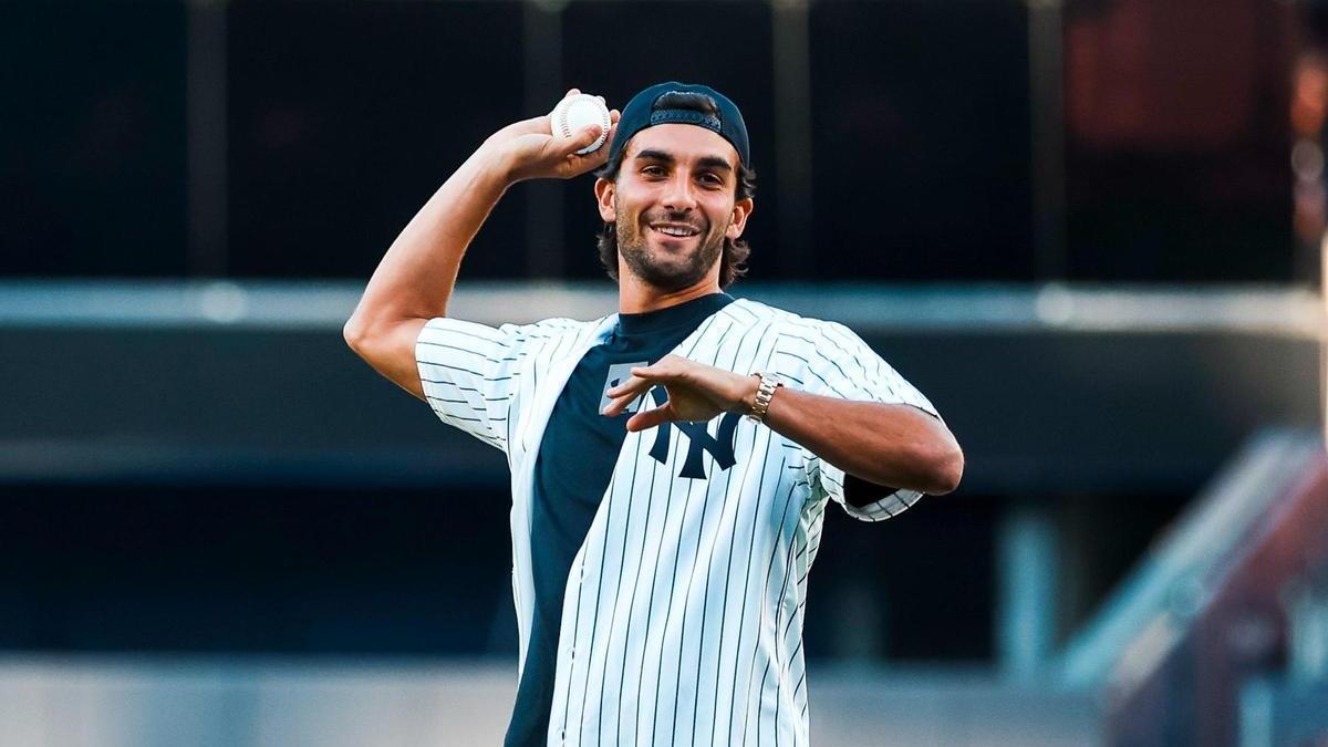 Ferran Torres hace el lanzamiento de honor en el Yankee Stadium