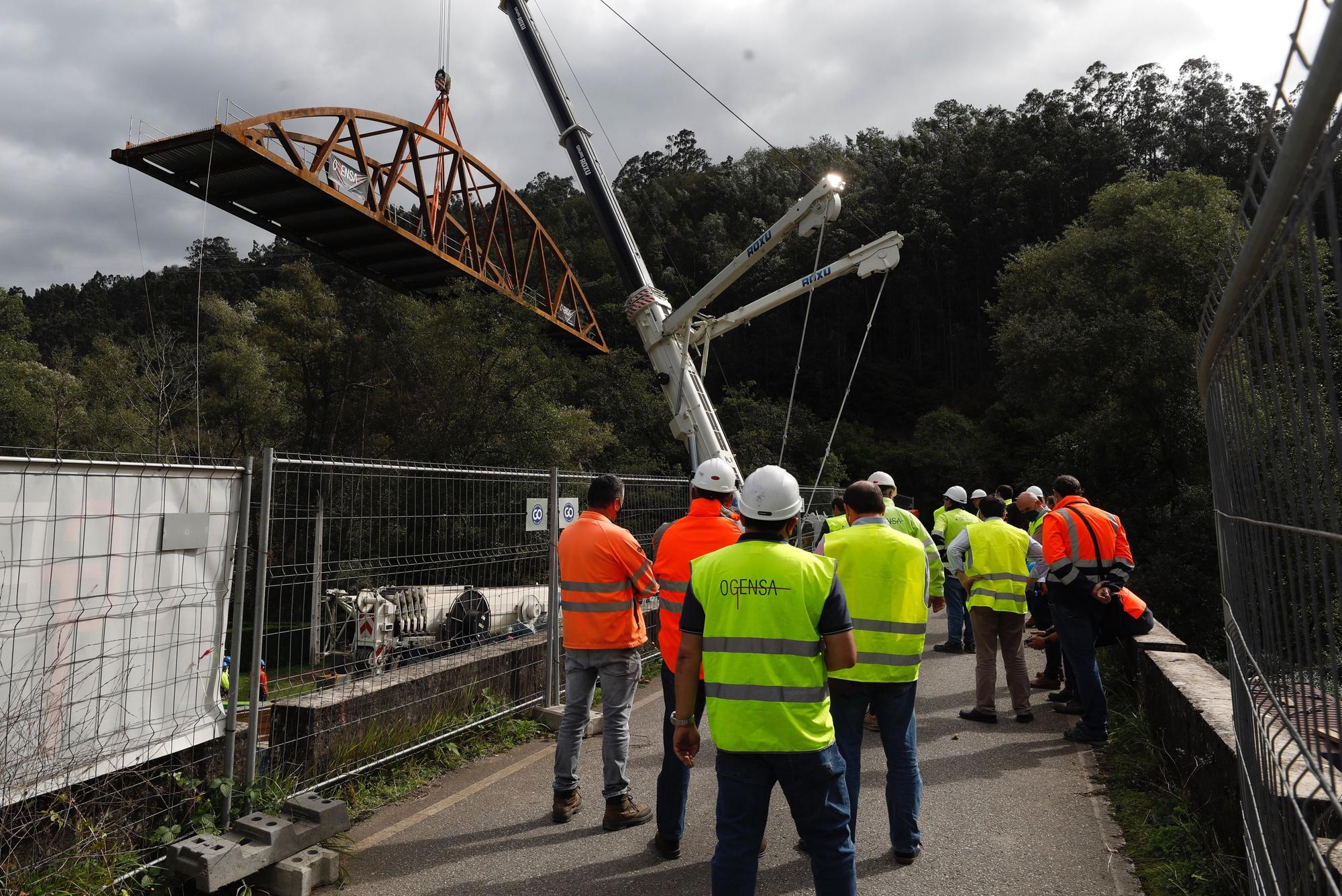 Así fue la instalación del nuevo puente de Quinzanas (Pravia)