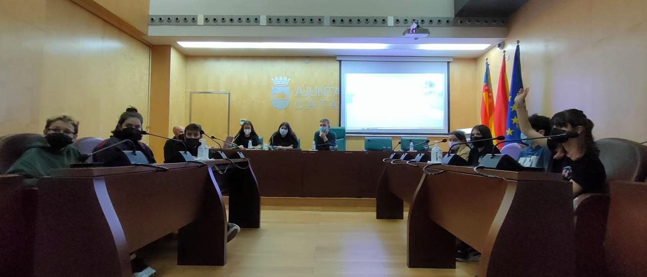 Els membres del Consell de la Infància de Catarroja al Saló de Plens de l&#039;Ajuntament.