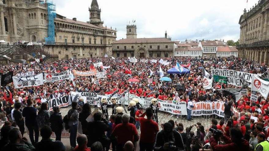 Manifestantes contra la mina de Touro, ayer, en la plaza del Obradoiro de Santiago. // Xoán Álvarez