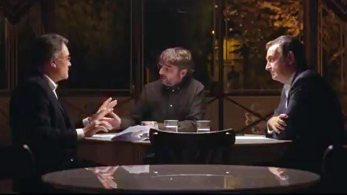 Jordi Évole, en el programa 'Salvados', con Artur Mas yY José Luis Rodríguez Zapatero.