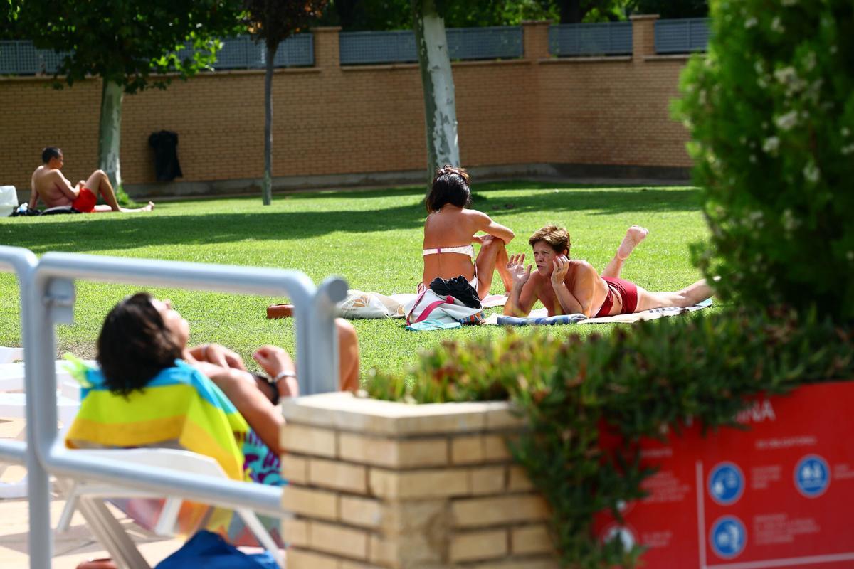 PISCINA MUNICIPÀL CIUDAD JARDIN, VERANO BAÑISTAS, AGUA BAÑO EN PISCINAS, CALOR GENTE BAÑANDOSE Y TOMANDO EL SOL