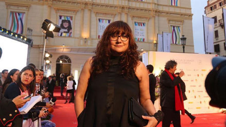 Isabel Coixet, delante del Teatro Cervantes, minutos antes de recibir el galardón.