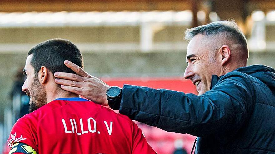 El técnico del equipo langreano, Ángel Rodríguez, junto a Lillo. | D. Gato