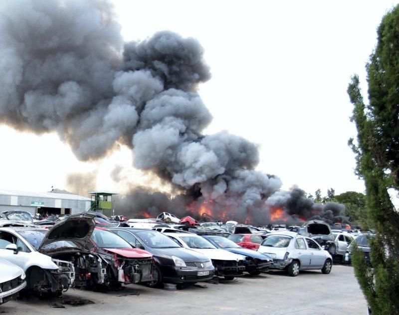 Incendio en un desguace en la Carretera del Aeropuerto