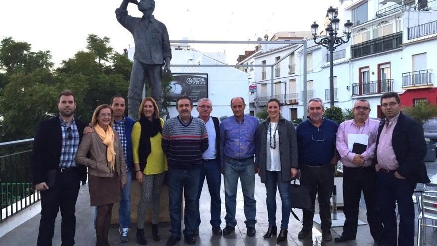 Imagen de los once ediles que forman la oposición en Torrox.