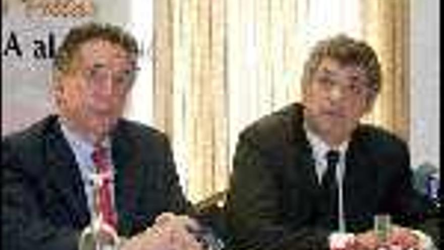 Julio Meana, junto al presidente de la Federación Española, Ángel María Villar. / Torrecilla