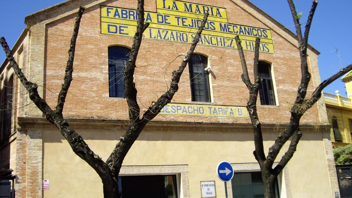 Así es la fachada actual de la antigua fábrica textil 'La María' en la Avenida de Miraflores de Sevilla, que da nombre a la calle.