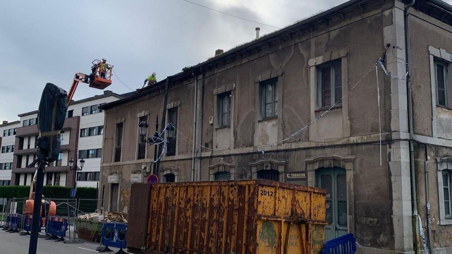 Operarios trabajando en el derribo de la vivienda declarada en ruinas.