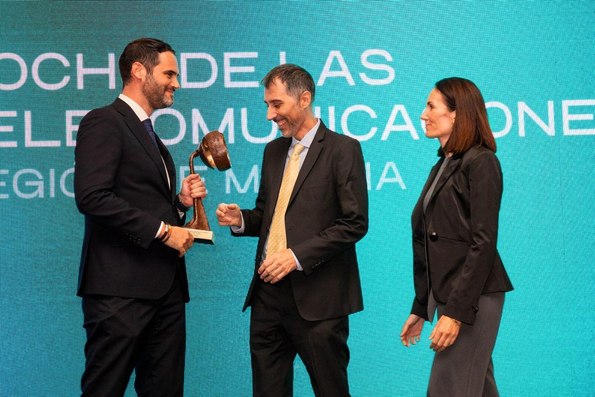 Pablo Pavón, director general de Hidrógeno de E-Lighthouse, recibió el reconocimiento de David Pérez, director territorial de Vodafone en la Comunidad Valenciana, Murcia y Baleares.