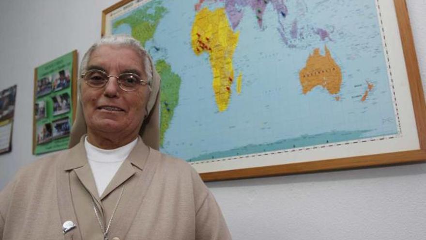 La hermana Rosalía García, misionera Carmelita Teresiana, en la sede de Manos Unidas.