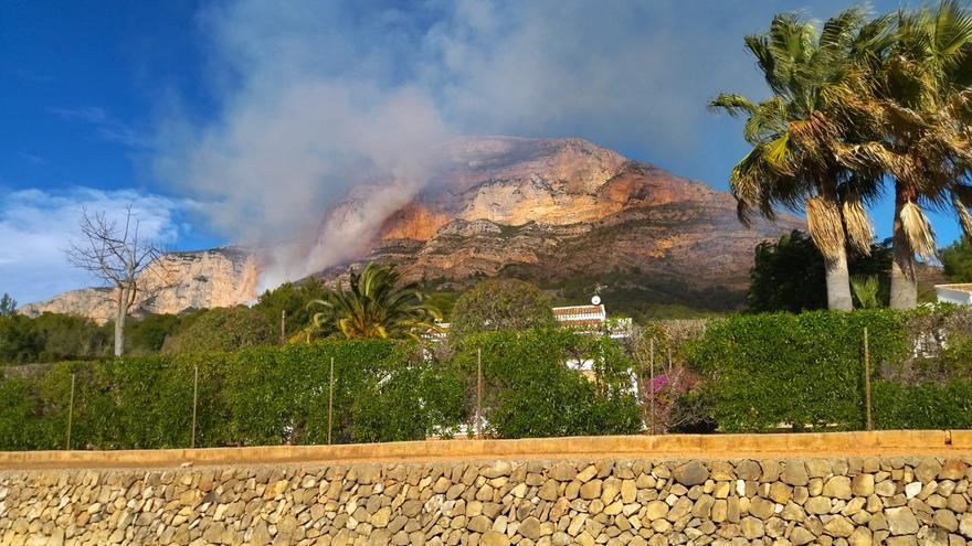 Enorme columna de humo en el Montgó por un incendio forestal