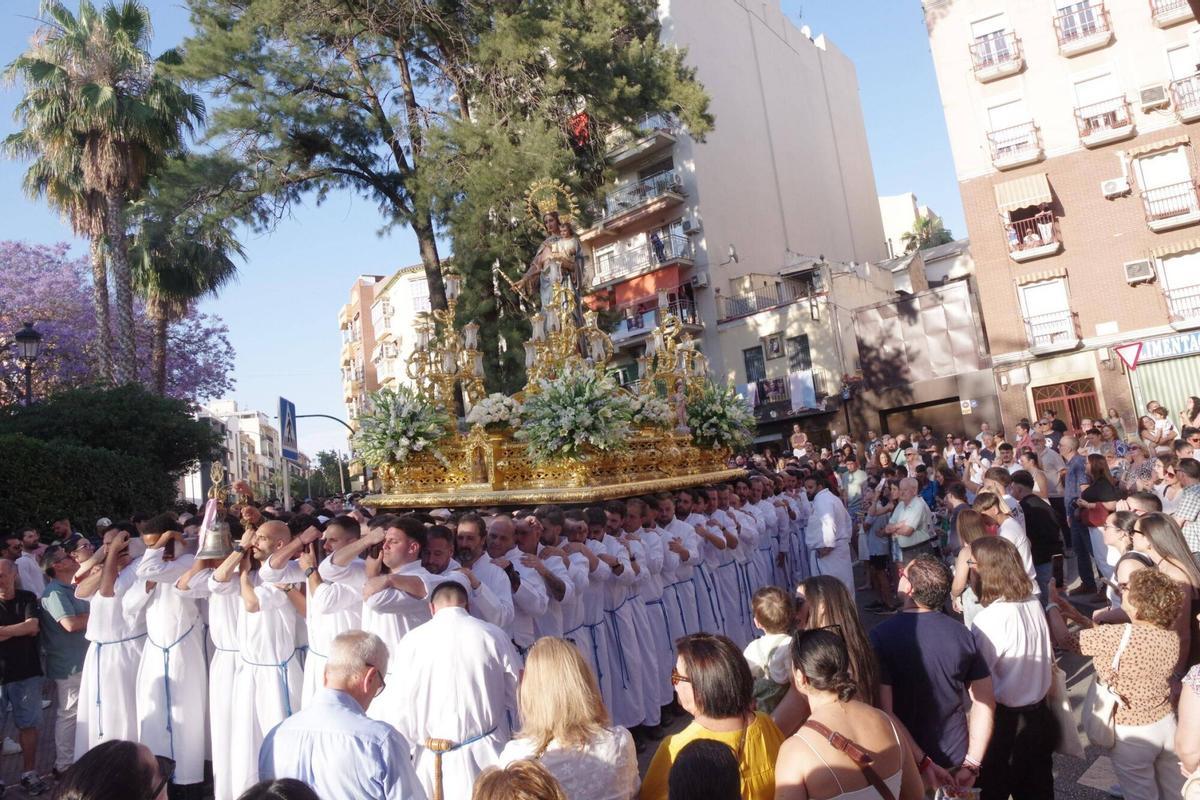 La procesión de María Auxiliadora Coronada, en imágenes