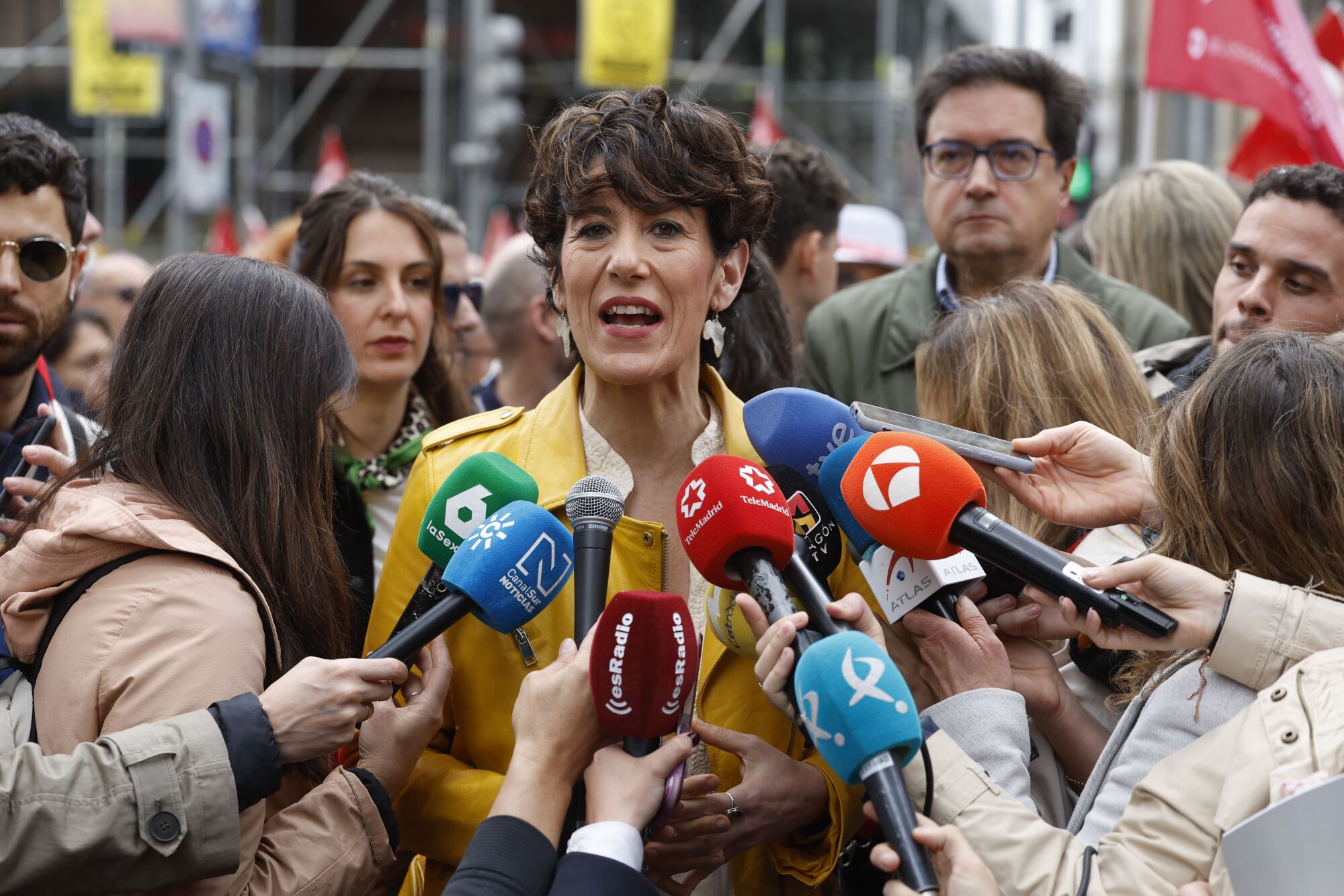 MADRID, 01/05/2025.-  La ministra de Seguridad Social y Migraciones, Elma Saiz, conversa con los periodistas antes del inicio de la manifestación del Primero de Mayo en Madrid, que este año lleva por lema "Proteger lo conquistado, ganar futuro". EFE/ Juan Carlos Hidalgo