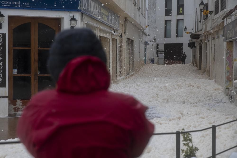 El temporal omple d'escuma de mar carrers de Tossa de Mar