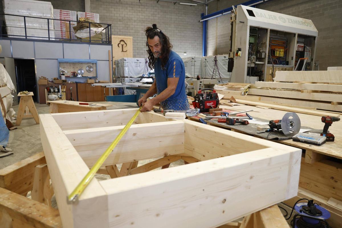Els treballadors de Lignia Estructura preparant els material per una obra.