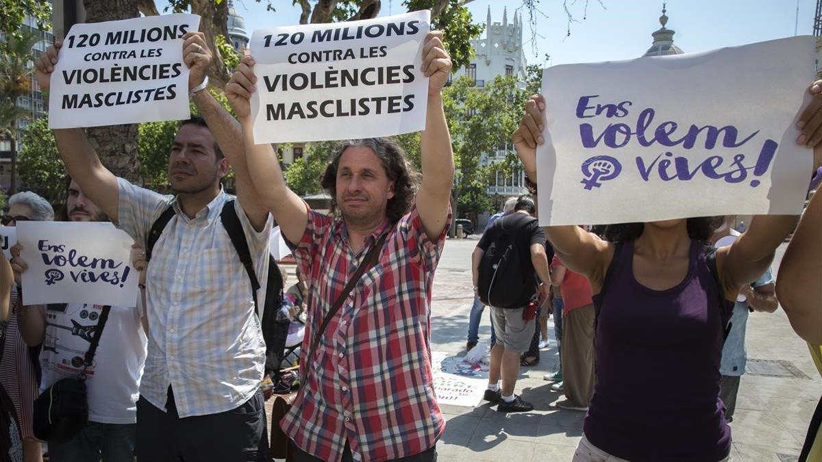 Acto reivindicativo contra los asesinatos machistas ante el Ayuntamiento de Valencia, en junio del 2017.