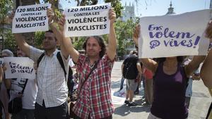 Acto reivindicativo contra los asesinatos machistas frente al Ayuntamiento de Valencia, en junio del 2017.