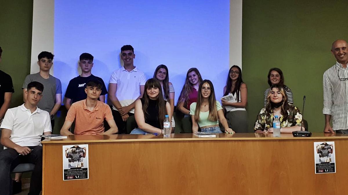 El profesor zamorano Luis Vivas Ramos (derecha), con algunos de sus alumnos durante una de las presentaciones del libro.