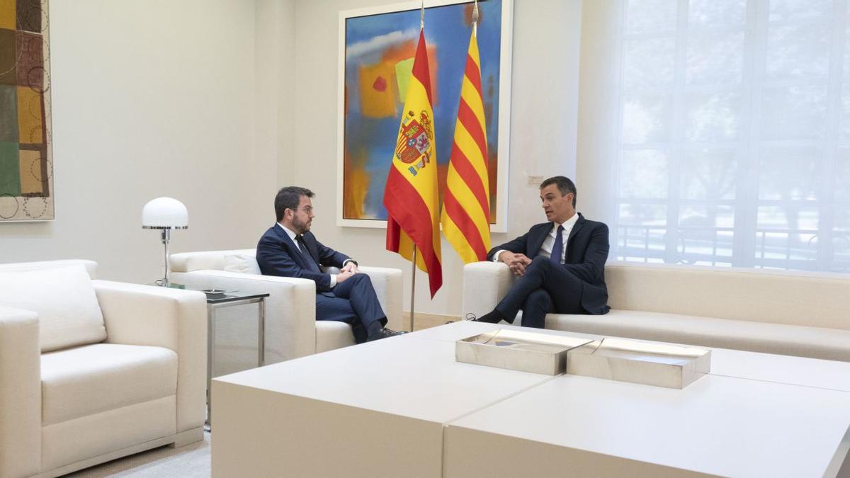 Els presidents català i espanyol ahir a la Moncloa, tots dos al costat de la bandera contrària |