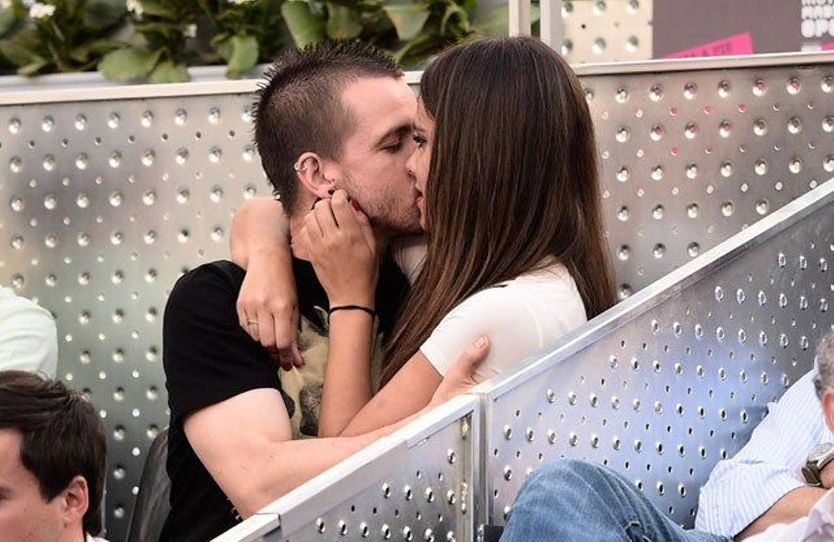 David Muñoz y Cristina Pedroche se dan un beso en la final del Mutua Madrid Open de Tenis