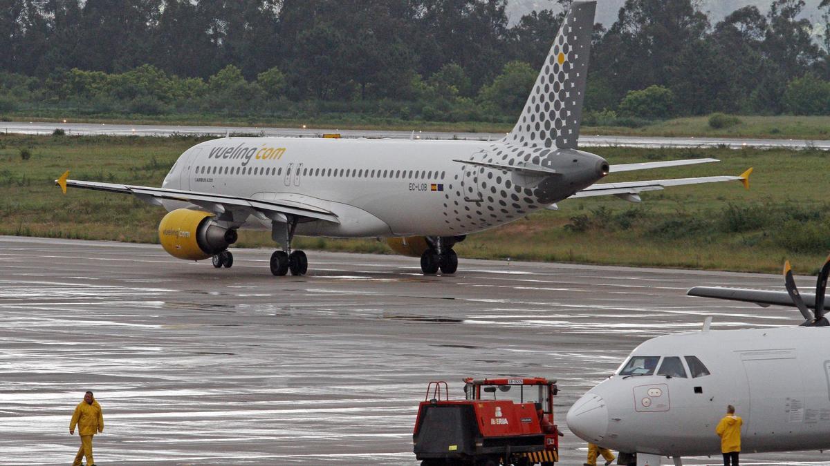 Un avión de Vueling en el aeropuerto de Peinador