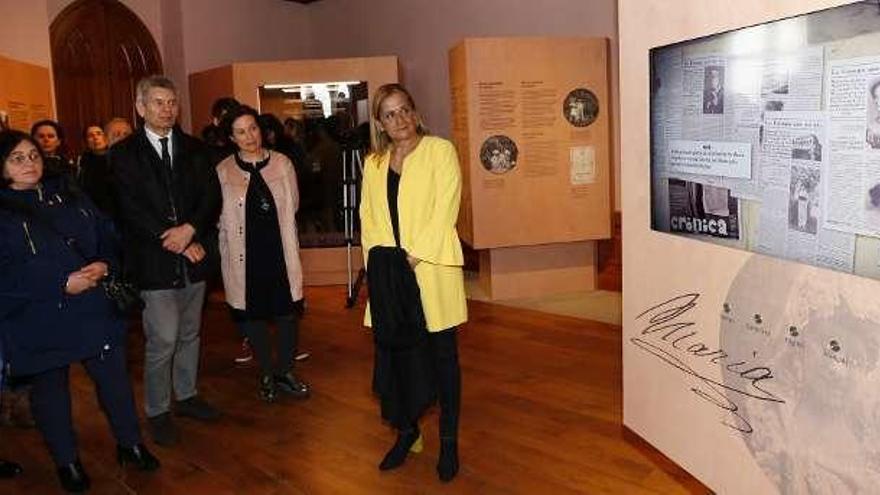 La presidenta de la Diputación, Carmela Silva, en la sala dedicada a María Vinyals. // R. Grobas