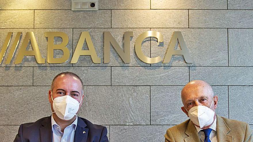 Marcos Lamas, de Abanca, y Nicanor Fernández, presidente de la Fundación Oso.