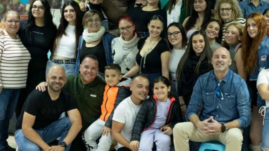 Fotografía de familia del grupo fundacional de la femenina Charlatanas. | | E.D.